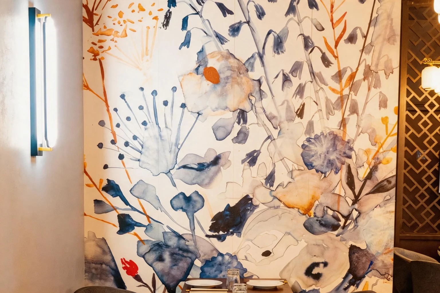 Fresque florale bleue, applique murale et tables dressées